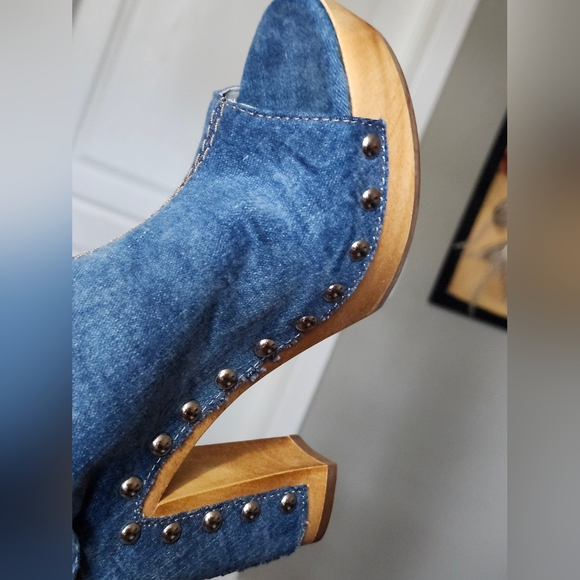 Brand New, Never Worn. Wishbone Embroidered Denim Platform Sandals. - Picture 11 of 15